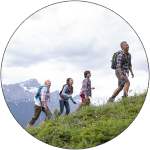 image d'une famille marchant en montagne pour préciser que la naturopathie s'adresse à tout le monde